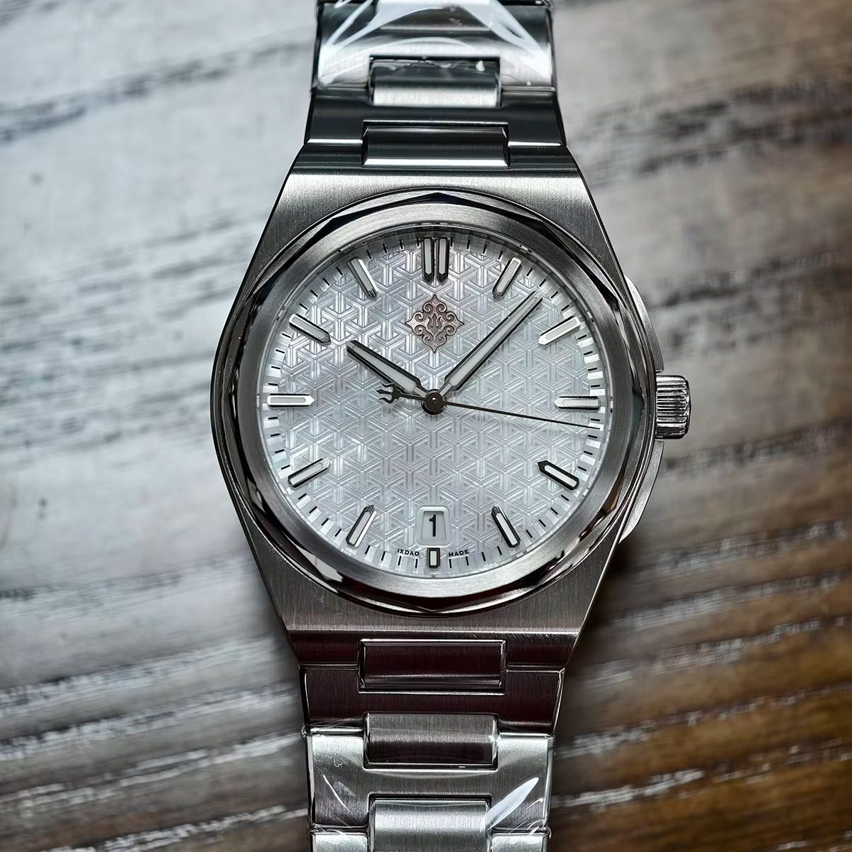 IX&DAO 2026 New Warrior 37mm M - Omega Watch Constellation recension och pris